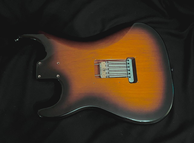 Gorgeous Fender Classic Series ‘60s Reissue Stratocaster Body in Guitars in Mississauga / Peel Region - Image 4