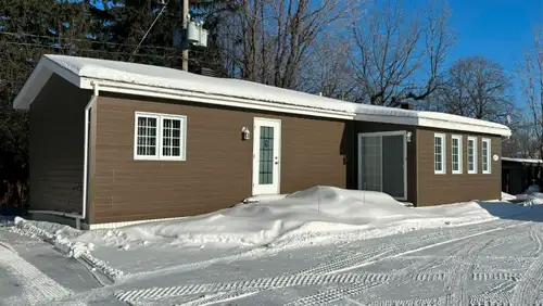 Jolie maison mobile 14 pi. large x 64 pi. long, située à Beaumont (Qc). Très bien entretenue. Rénova...