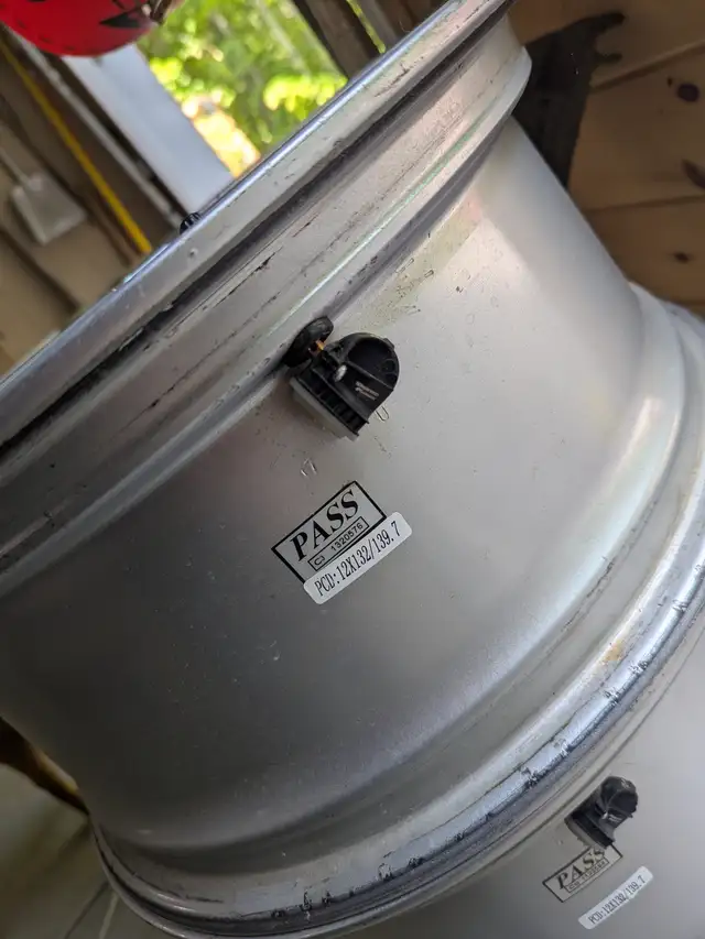 GM 17 inch Alloy Rim Set For Sale in Tires & Rims in Barrie - Image 6