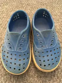 Souliers été jeune enfant Native gr 8.5 - 9 / Kids summer shoes