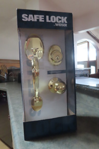 New Weiser Brass Front Door Lock / Handle Set