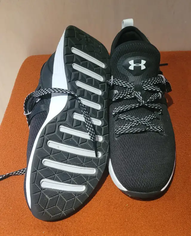Women's Athletic Sneakers in Women's - Shoes in Kitchener / Waterloo - Image 3