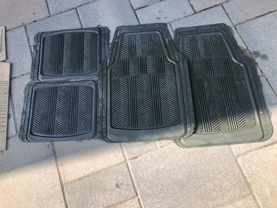 Tapis en caoutchouc gris et beige - jeu de 4 pour $10 OU $15 pour les 2 jeus -----------------------...