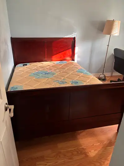 Spacious room near Eglington GO/Kennedy Station with parking