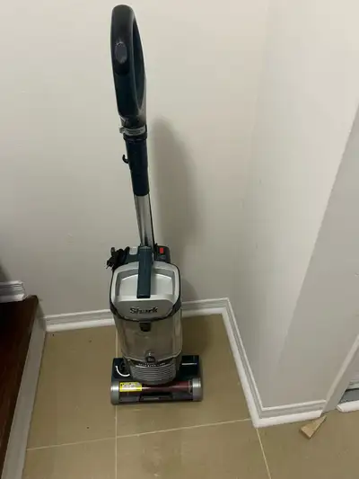 This Shark Rotator vacuum is perfect for all your cleaning needs! It has strong suction and a self-c...