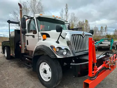 2011 International 7300 Sign Truck CONVENTIONAL CAB, 7.6L L6 DIESEL. 252429 km, single axle Alison A...