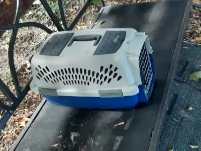 Bonjour, j'ai une cage à chat à vendre 20$ , longueur 18.5 pouces x largeur 11 x hauteur 10 pouces u...