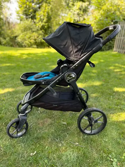 Single stroller • Small rip in fabric basket Firm on price