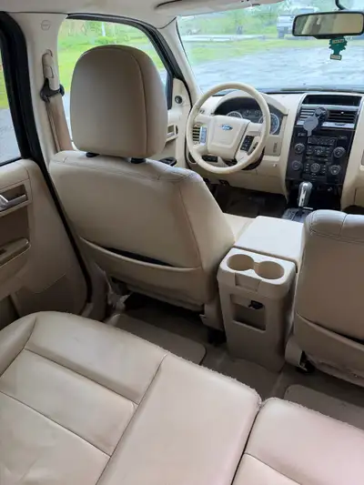 Je vends mon Ford Escape 2010, un VUS fiable avec des spécifications clés pour votre commodité. Il e...