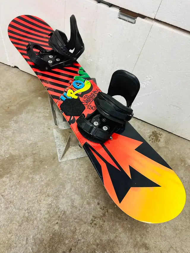 Burton snowboard 130 cm with Burton S/M bindings in Snowboard in Markham / York Region - Image 3