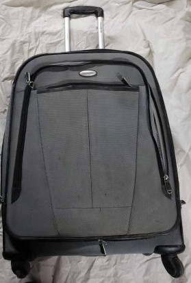 SAMSONITE Grey Soft side Luggage Large in Other in St. Albert - Image 4