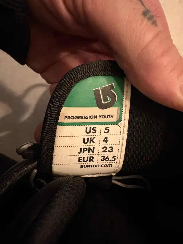 Kids snowboard boots Burton size 5 in Snowboard in Guelph - Image 3