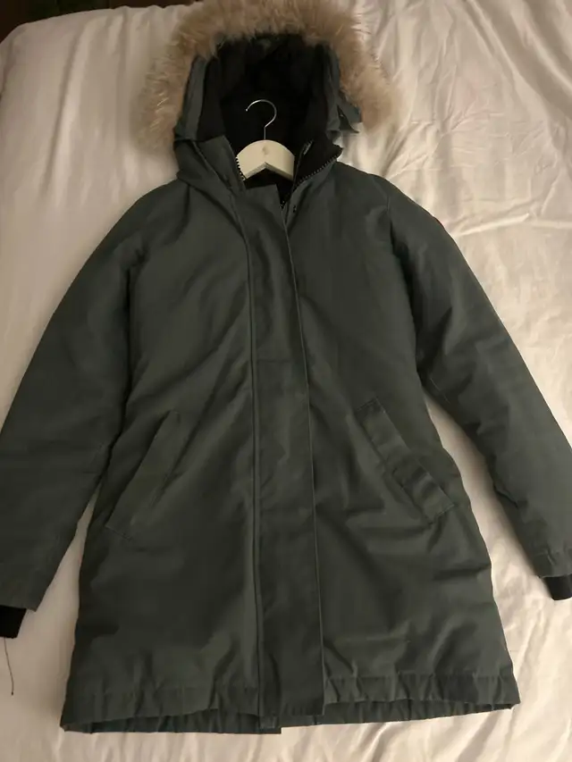 Canada Goose Parka in Women's - Tops & Outerwear in Oakville / Halton Region - Image 3