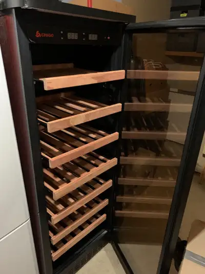 Lot # 1316 --- Cellier défectueux (compresseur) et le coin du haut est bossé. Idéal pour bricoleur....
