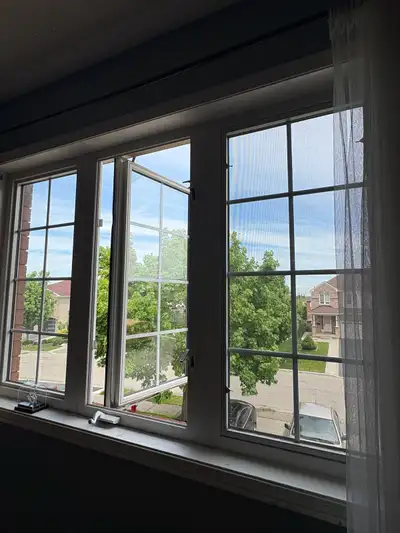 Cheap Room available for rent on upper floor in sharing or private. Move in immediately or in June....
