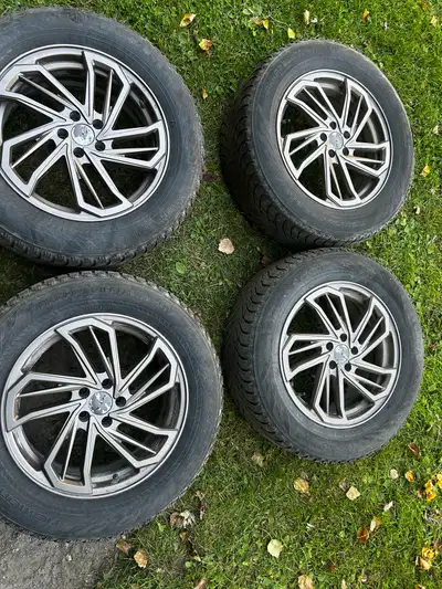 Jantes / mags de 18 pouces couleur bronze. Les jantes sont montées avec des pneus hiver Nokian mais...