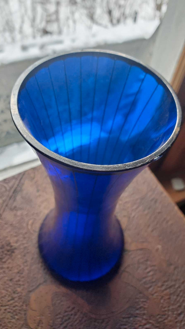 COBALT BLUE GLASS VASE● VINTAGE  in Arts & Collectibles in City of Toronto - Image 3