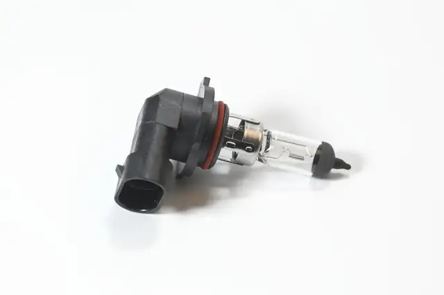 Hella 9006 HB4 Standard Halogen 12V 55W Headlight Light Bulb in Other Parts & Accessories in City of Toronto - Image 7