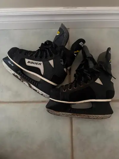 BAUER AIR 30 ICE SKATES SIZE 4, View more