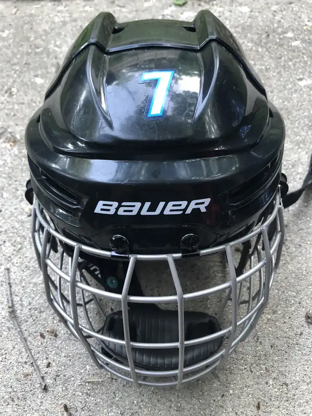 Hockey equipment. Great condition. in Hockey in Winnipeg - Image 3