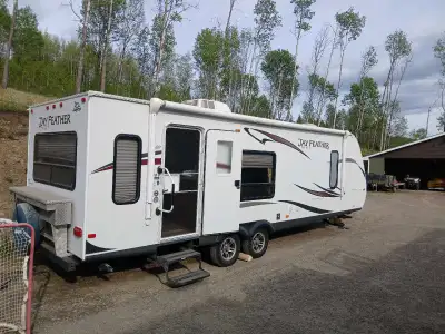 2011 Jayfeather Select by Jayco. 28ft, nice clean unit with power jack and power awning. Lots of sto...