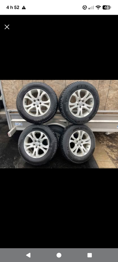 Pneus d'hiver cloutés Nokian Hakkappalita 10 SUV en excellente condition avec mags Hyundai. 235/65R1...