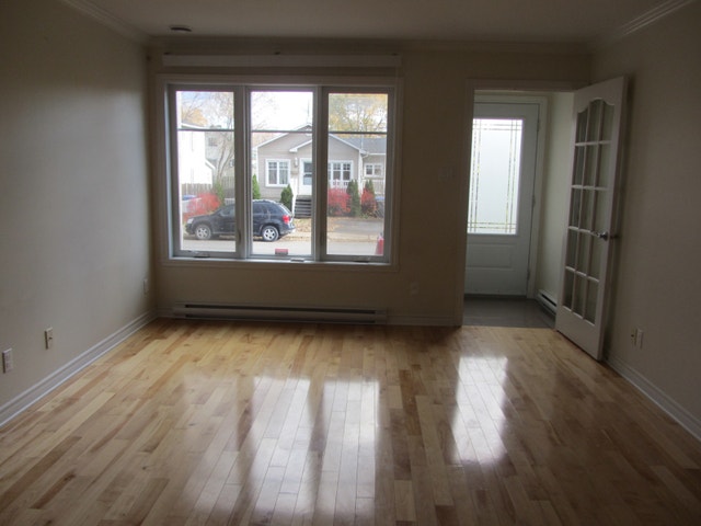 Longueuil- 5 1/2 rez de chaussee dans triplex recent — photo 1
