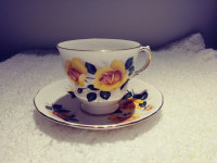 Tasse à thé et sa soucoupe Queen Anne Motif floral jaune