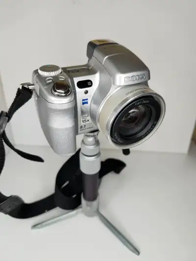 Sony Cyber-shot DSC-H9 from 2007 1080HD Video 8.1 Megapixels with 15X Optical Image Zoom 3 inch LCD...