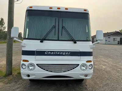 Je vends un Damon Challenger, un véhicule récréatif de luxe qui offre une expérience de voyage inéga...