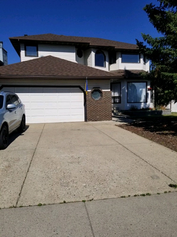 Large Executive house in Woodbine with an oversized double attac Long