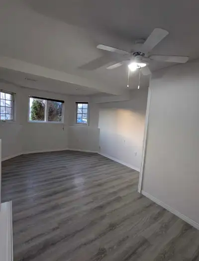 A private extra-large room for rent in one of the finest areas in Barrie. Shared washroom and kitche...