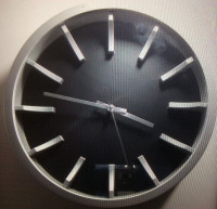 Wall Clock Silver & Black / Horloge Murale Argent & Noir.