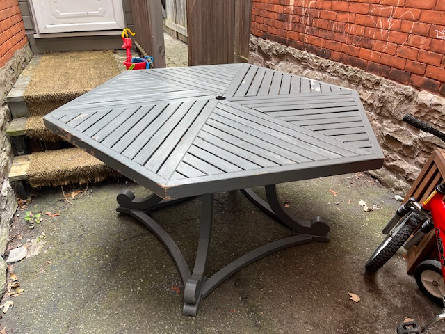 Patio painted teak table in Patio & Garden Furniture in Ottawa - Image 2