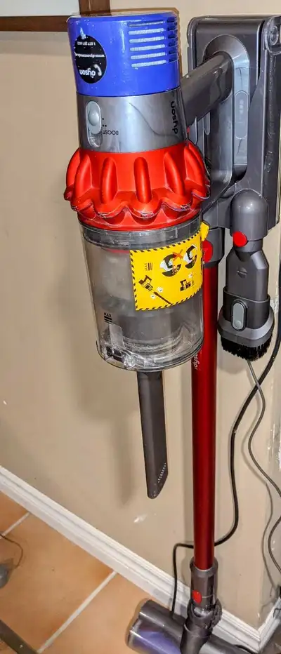 Dyson V10 vacuum, complete, View more