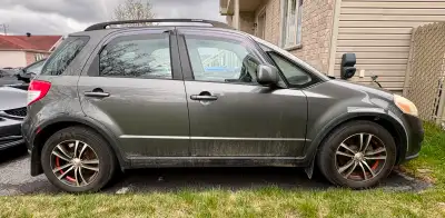 Suzuki SX4 JX AWD, 2011,Gris,Automatique 125000 km Pneus hiver et d’été inclus Plusieurs réparations...