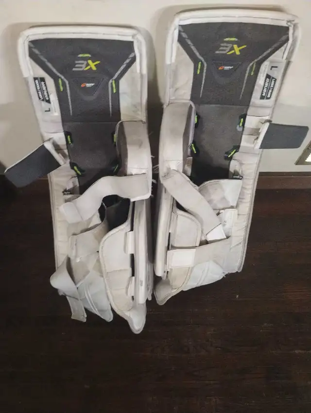 Bauer 3x vapor 32inch intermediate goalie pads in Hockey in Calgary - Image 3