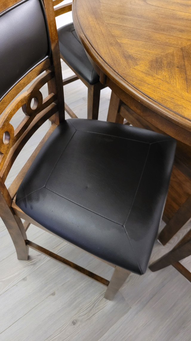 Round Solid Wood Dining Set + 4 chairs dans Mobilier de salle à manger et cuisine  à Ville de Montréal - Image 2