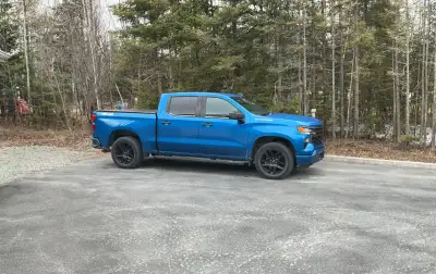 Camion Silverado 1500 custom 4wd crew cab 2023 km 35000 très bonne condition la location se termine...