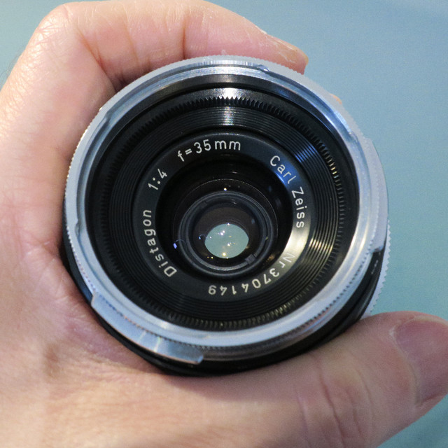 Carl Zeiss Blitz Distagon Contarex 35mm F4.0 Lens, Like New in Cameras & Camcorders in Markham / York Region - Image 2