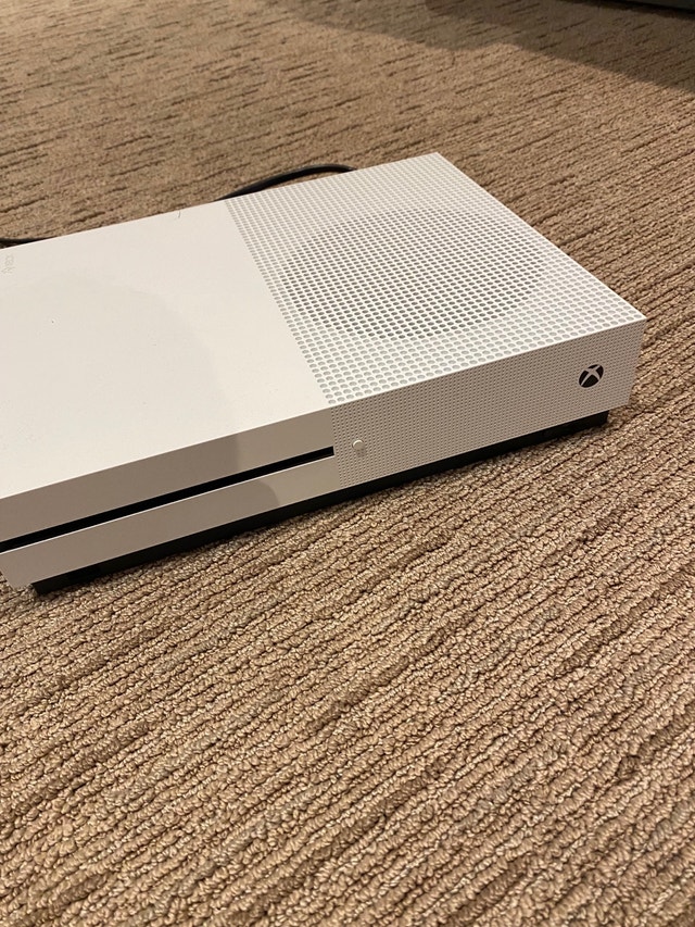 Xbox One S with controller XBOX One City of Toronto Kijiji