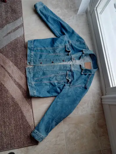 Perfect size 44 regular. I purchased this new in the late 1970s. Have not worn it in over 40 years....