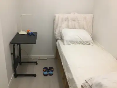 $980 A cozy furnished Den/small room from July 1st-Downtown Van