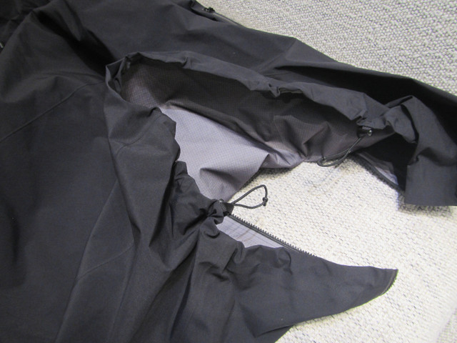Arcteryx Beta SV Gore-tex Rain Jacket in Men's in City of Toronto - Image 4