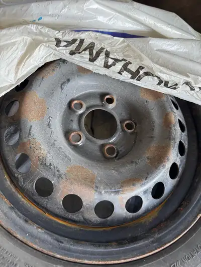 Je vends un set de pneus 16 pouces provenant d'une Nissan Sentra, ils sont encore bons pour une sais...