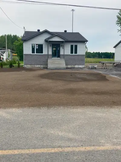 Maison neuve avec 3 chambres, un bureau et 2 salle de bain Secteur paisible Grand terrain de 13 000p...