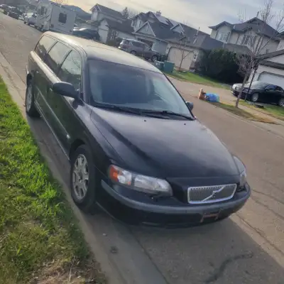 2001 Volvo 1000$ 170,000 miles. Front drive, Turbo 5 Needs out of province Standard 5 Speed 1000$ Ca...