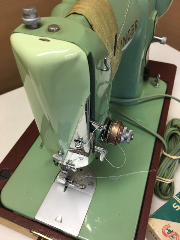 Singer Sewing Machine Model 185J in Hobbies & Crafts in Napanee - Image 3