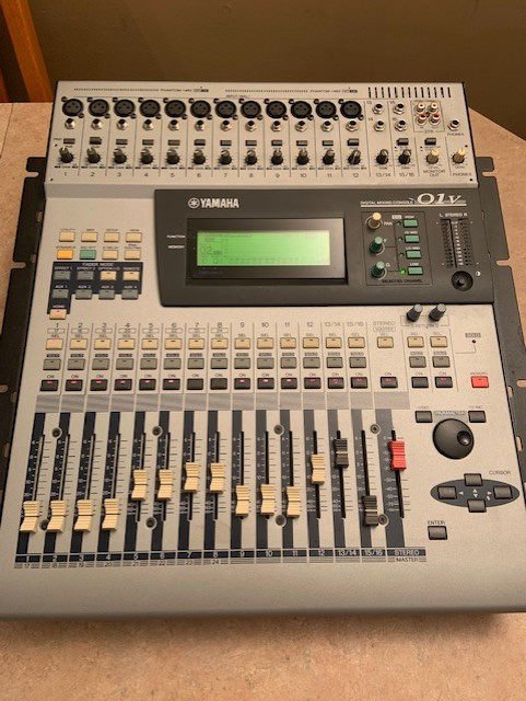 mixer audio yamaha 01v dans Matériel audio professionnel  à Ouest de l’Île