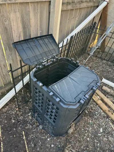 This used compost bin is ready to turn your kitchen scraps and yard waste into nutrient-rich soil! I...